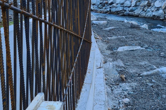 Der Bewehrungsstahl (links gut ersichtlich) wurde eingesetzt, um die Belastbarkeit der Uferschutzmauer entlang der Ahr in Prettau zu erhöhen. (Foto: LPA/Landesamt für Wildbach- und Lawinenverbauung Ost in der Agentur für Bevölkerungsschutz)