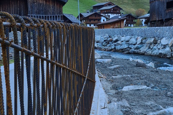 Der Bewehrungsstahl (links gut ersichtlich) wurde eingesetzt, um die Belastbarkeit der Uferschutzmauer entlang der Ahr in Prettau zu erhöhen. (Foto: LPA/Landesamt für Wildbach- und Lawinenverbauung Ost in der Agentur für Bevölkerungsschutz)