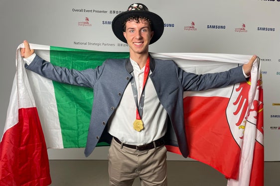 Il grafico multimediale Liam Fiechter di Casateia (comune di Racines) ha sbaragliato la concorrenza ai WorldSkills di Shanghai, conquistando la medaglia d’oro per l’Alto Adige. (Foto: Camera di commercio di Bolzano/Elias Priller)