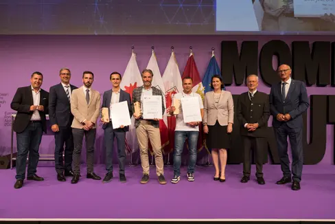 Sieger des Euregio-Innovationspreises: (Bildmitte mit Diplomen v. l.) Sebastian Holzer (2. Platz), Matteo Dall'Amico (1. Platz), Stefano Martini (3. Platz), gemeinsam mit (v. l.) Marcus Hofer (Jurypräsident und Geschäftsführer Standortagentur Tirol), Euregio-Präsident und Landeshauptmann Arno Kompatscher, Landesrat Simone Marchiori, Barbara Thaler (Präsidentin Wirtschaftskammer Tirol), Michl Ebner (Präsident Handelskammer Bozen) und Landeshauptmann Anton Mattle (Foto: Land Tirol/Sedlak)