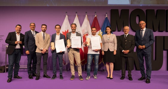 Chëi che à venciù pra l Pest Inuvazion dl’Euregio. Tamez cun i diploms, da man ciancia a man drëta, Sebastian Holzer 2. tlassificà, Matteo Dall'Amico 1. tlassificà, Stefano Martini 3. post, deberieda cun, da man ciancia a man drëta, Marcus Hofer presidënt dla iuria y aministradëur delegà dla “Standortagentur Tirol”, l presidënt dl'Euregio y presidënt dla Provinzia de Bulsan Arno Kompatscher, l assessëur provinziel Simone Marchiori, Barbara Thaler presidënta dla Camera de Cumerz dl Tirol, Michl Ebner presidënt dla Camera de Cumerz de Bulsan y l presidënt dl Tirol Anton Mattle. (Foto: Land Tirol/Sedlak)