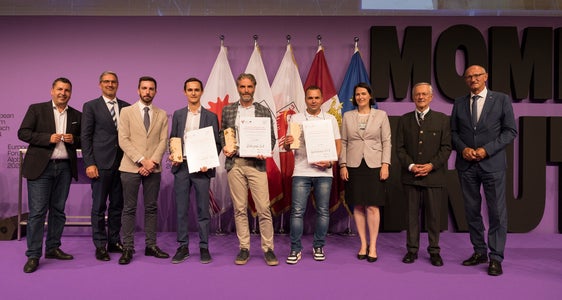 Vincitori del Premio innovazione Euregio: (al centro con i diplomi da sinistra a destra) Sebastian Holzer (2° classificato), Matteo Dall'Amico (1° classificato), Stefano Martini (3° classificato), insieme a (da sinistra a destra) Marcus Hofer (presidente della giuria e amministratore delegato di Standortagentur Tirol), il presidente dell'Euregio e presidente della Provincia di Bolzano Arno Kompatscher, l'assessore provinciale Simone Marchiori, Barbara Thaler (presidente della Camera di Commercio del Tirolo) Michl Ebner (presidente della Camera di commercio di Bolzano) e il presidente del Tirolo Anton Mattle (Foto: Land Tirol/Sedlak)