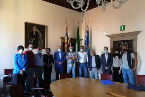 Der Verwaltungsrat der Stiftung Dolomiti-Dolomiten-Dolomites-Dolomitis UNESCO mit den Vertretern alpiner Vereine. (Foto: LPA)