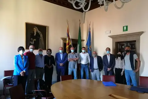 Der Verwaltungsrat der Stiftung Dolomiti-Dolomiten-Dolomites-Dolomitis UNESCO mit den Vertretern alpiner Vereine. (Foto: LPA)