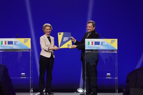 EU-Kommissionspräsidentin Ursula von der Leyen hat am 22. Juni Ministerpräsident Mario Draghi die positive Bewertung Brüssels für den italienischen Aufbauplans überreicht. (Foto: EU-Mediathek)