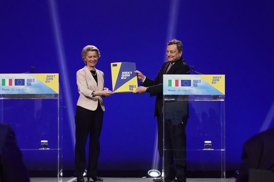EU-Kommissionspräsidentin Ursula von der Leyen hat am 22. Juni Ministerpräsident Mario Draghi die positive Bewertung Brüssels für den italienischen Aufbauplans überreicht. (Foto: EU-Mediathek)