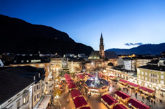 Auf den Christkindlmarkt in Bozen kommt man von Mailand aus vom 8. bis 10. Dezember bequem mit dem Zug. Extrafahrten werden angeboten. (Foto: Idm/AlexFilz)