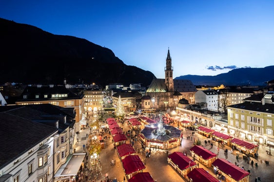 Auf den Christkindlmarkt in Bozen kommt man von Mailand aus vom 8. bis 10. Dezember bequem mit dem Zug. Extrafahrten werden angeboten. (Foto: Idm/AlexFilz)