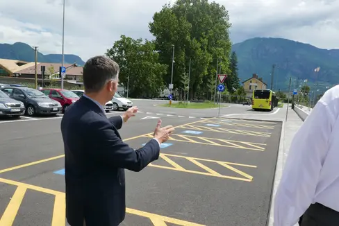 Den Umstieg auf öffentliche Verkehrsmittel leichter machen, soll der neue intermodale Parkplatz in Sigmundskron: LR Alfreider begutachtet die abgeschlossenen Bauarbeiten. (Foto: LPA/Ingo Dejaco)