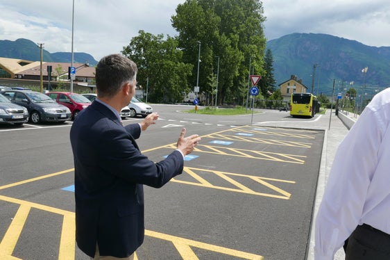Den Umstieg auf öffentliche Verkehrsmittel leichter machen, soll der neue intermodale Parkplatz in Sigmundskron: LR Alfreider begutachtet die abgeschlossenen Bauarbeiten. (Foto: LPA/Ingo Dejaco)