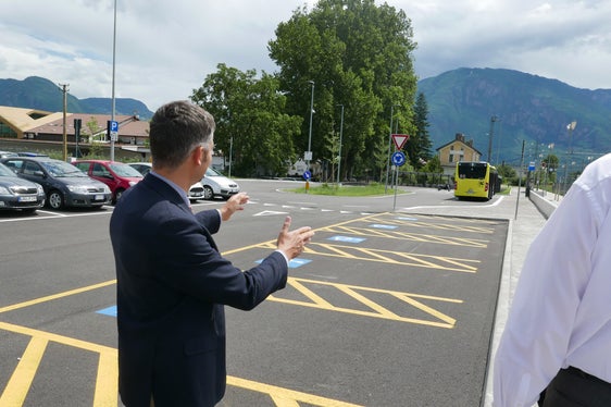 Den Umstieg auf öffentliche Verkehrsmittel leichter machen, soll der neue intermodale Parkplatz in Sigmundskron: LR Alfreider begutachtet die abgeschlossenen Bauarbeiten. (Foto: LPA/Ingo Dejaco)