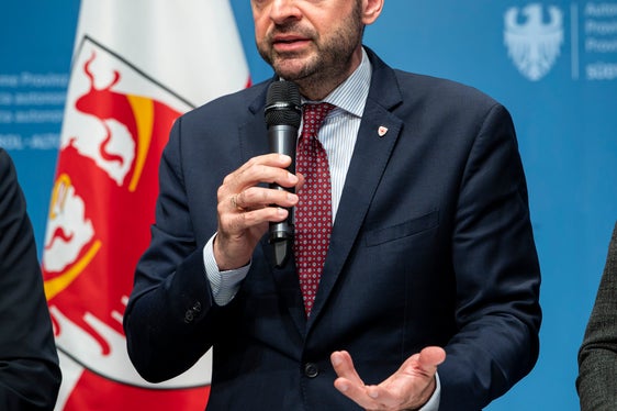 “Vorrei ribadire con chiarezza una scelta politica concreta: il riconoscimento di chi lavora ogni giorno nel settore dell'istruzione e della formazione. Donne e uomini che svolgono un ruolo fondamentale per il futuro della nostra comunità”, ha affermato l'assessore provinciale all'Istruzione italiana Marco Galateo. (Foto: USP/Fabio Brucculeri)