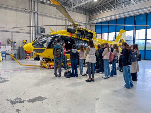 Oberschülerinnen und Oberschüler bei der Besichtigung des Rettungshubschraubers des Weißen Kreuzes, einem der Höhepunkte der Projektwoche Rendezvous mit dem Traumberuf (Foto: LPA/Deutsche Bildungsdirektion/Pädagogische Abteilung/Maria Huber)