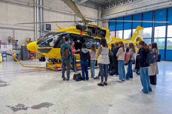 Oberschülerinnen und Oberschüler bei der Besichtigung des Rettungshubschraubers des Weißen Kreuzes, einem der Höhepunkte der Projektwoche Rendezvous mit dem Traumberuf (Foto: LPA/Deutsche Bildungsdirektion/Pädagogische Abteilung/Maria Huber)