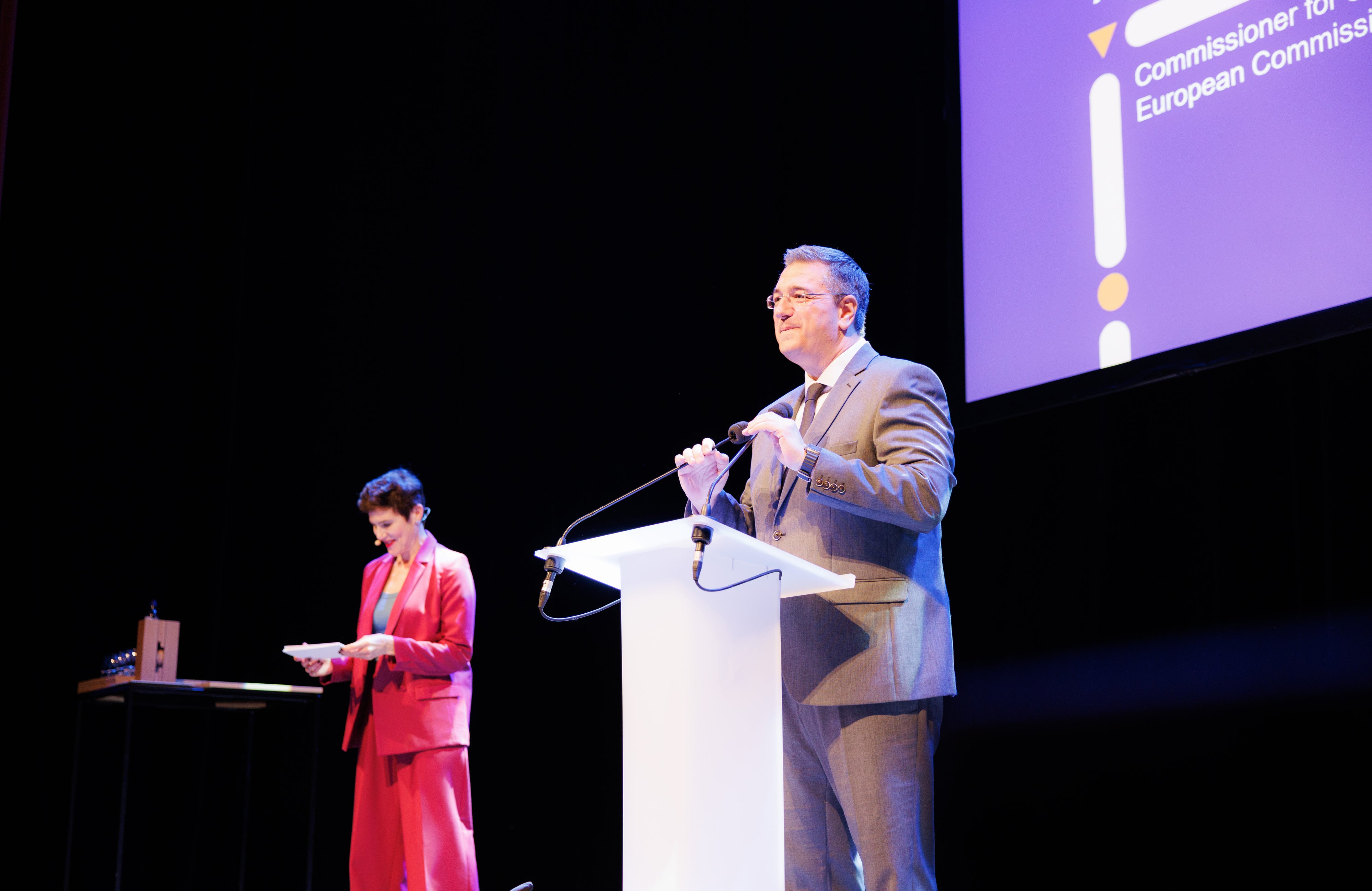 EU-Kommissar für nachhaltigen Verkehr und Tourismus Apostolos Tzitzikōstas verkündet die Wahl der Jury für den Europäischen Mobilitätspreis 2025: den Südtirol Guest Pass. (Foto: LPA/Ivan Brentegani)