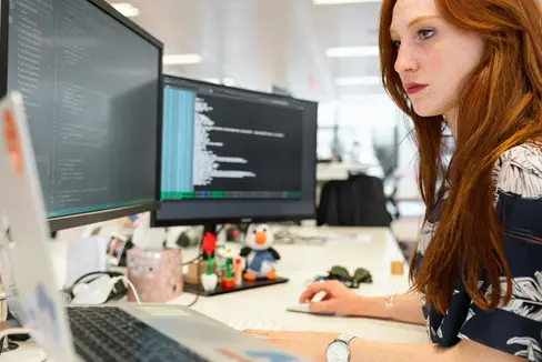 L'Amministrazione provinciale cerca quattro nuove figure da inquadrare come tecnici informatici/tecniche informatiche. Le candidature sono aperte fino al 25 settembre 2025. (Foto: USP/Pexels. La foto può essere utilizzata solo in relazione a questo comunicato stampa).