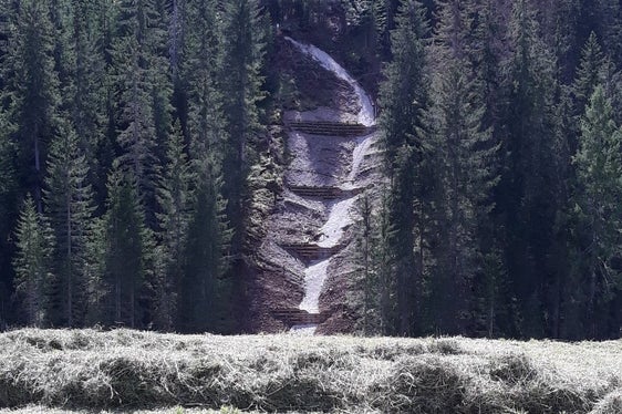 Ein Verbundsystem aus aufeinander gebauten Elementen aus Holz mit einem Füllkörper aus Erdstoff, sogenannte Holzkrainerwände, sichert jetzt die Hangrutschung am Wengener Bach. (Foto: Agentur für Bevölkerungsschutz/Amt für Wildbach- und Lawinenverbauung Ost)