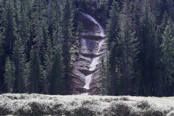 Ein Verbundsystem aus aufeinander gebauten Elementen aus Holz mit einem Füllkörper aus Erdstoff, sogenannte Holzkrainerwände, sichert jetzt die Hangrutschung am Wengener Bach. (Foto: Agentur für Bevölkerungsschutz/Amt für Wildbach- und Lawinenverbauung Ost)