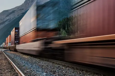 La Provincia continua a perseguire uno dei suoi obiettivi prioritari di politica della mobilità: il passaggio del trasporto merci dalla gomma alla rotaia (Foto: Pexels)