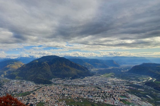 2024 finanziert das Land die Gemeinden und Bezirksgemeinschaften mit vorerst 340 Millionen Euro. Die Landesregierung hat heute den Vereinbarungsentwurf genehmigt. Im Bild die Landeshauptstadt Bozen, die auch die größte Gemeinde des Landes ist. (Foto: Unsplash)