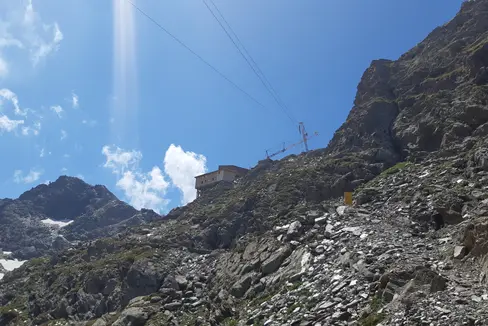 Die Stettiner (im Bild Archivaufnahme 2021) und die Zwickauer Hütte in der Gemeinde Moos in Passeier erhalten neue Materialseilbahnen. (Foto: LPA/Guido Steinegger)