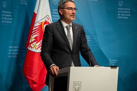 Wenn alle Maßnahmen umgesetzt würden, könnte Südtirol 32 Megawatt allein aus erneuerbaren Energiequellen gewinnen , sagte Landeshauptmann Arno Kompatscher. (Foto: LPA/Fabio Brucculeri)