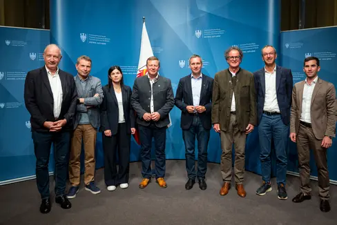 Setzen sich gemeinsam für die Kitzrettung ein (v.l.): Stefan Pan (Stiftung Sparkasse), Hanspeter Staffler (Dachverband für Natur und Umweltschutz), Gerlinde Wiedenhofer (Landestierärztlicher Dienst), Daniel Gasser (Südtiroler Bauernbund), Landesrat Luis Walcher, Landesjägermeister Günther Rabensteiner, Franz Hintner (Tierärztekammer) und Benedikt Terzer (Südtiroler Jagdverband). (Foto: LPA/Fabio Brucculeri)