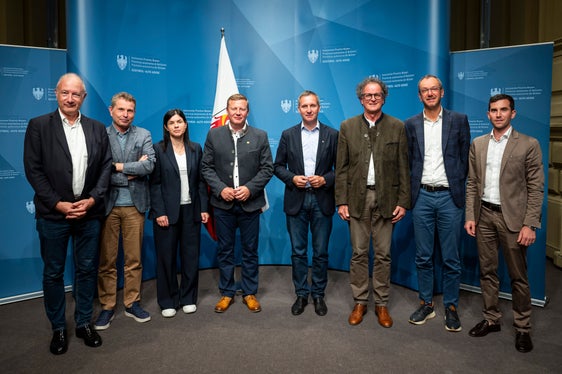 Setzen sich gemeinsam für die Kitzrettung ein (v.l.): Stefan Pan (Stiftung Sparkasse), Hanspeter Staffler (Dachverband für Natur und Umweltschutz), Gerlinde Wiedenhofer (Landestierärztlicher Dienst), Daniel Gasser (Südtiroler Bauernbund), Landesrat Luis Walcher, Landesjägermeister Günther Rabensteiner, Franz Hintner (Tierärztekammer) und Benedikt Terzer (Südtiroler Jagdverband). (Foto: LPA/Fabio Brucculeri)