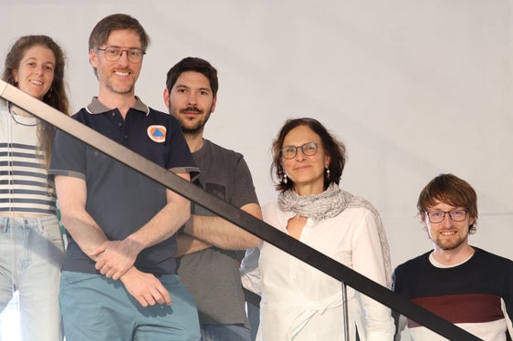 Lawinenwarndienst in der Agentur für Bevölkerungsschutz (von links): Silke Griesser (seit drei Jahren beim Lawinenwarndienst), Lukas Rastner (seit zwölf Jahren), Jakob Schwarz (seit einem Jahr), Amtsdirektorin Michela Munari und Daniel Battocletti, der seit September 2023 dabei ist. Das Bild entstand anlässlich einer internationalen Tagung am 15. Mai dieses Jahres im Waaghaus in Bozen. (Foto: LPA/Maja Clara)