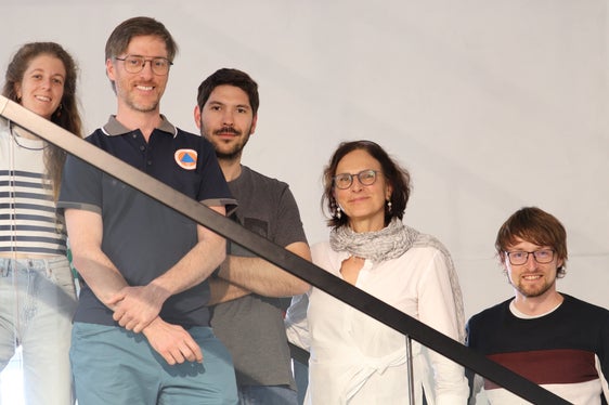 Sicurezza, efficienza ed affidabilità. L'Ufficio Meteorologia e prevenzione valanghe: nella foto (da sinistra) Silke Griesser, Lukas Rastner, Jakob Schwarz, la direttrice Michela Munari e Daniel Battocletti. (Foto: USP/Maja Clara)