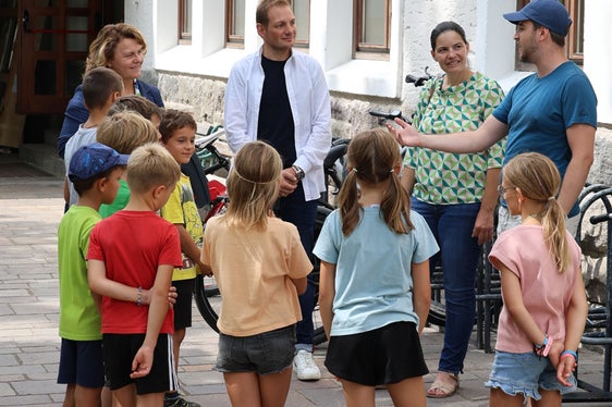 Un momento della visita dell'assessora Pamer a Lana, in uno dei centri che offre alle famiglie assistenza estiva per bambine e bambini, ragazze e ragazzi. (Foto: USP/Hannes Wisthaler)