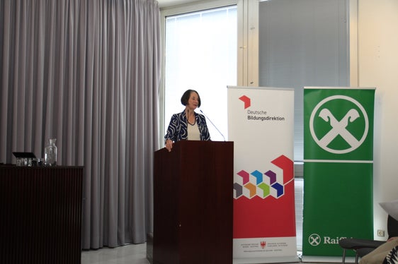 Schulinspektorin Barbara Pobitzer hob die Bedeutung der Teilnahme am QualitätsAudit für die Förderung der von der Wirtschaft geforderten Kompetenzen hervor. (Foto: LPA/Deutsche Bildungsdirektion)