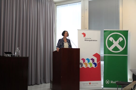 Schulinspektorin Barbara Pobitzer hob die Bedeutung der Teilnahme am QualitätsAudit für die Förderung der von der Wirtschaft geforderten Kompetenzen hervor. (Foto: LPA/Deutsche Bildungsdirektion)