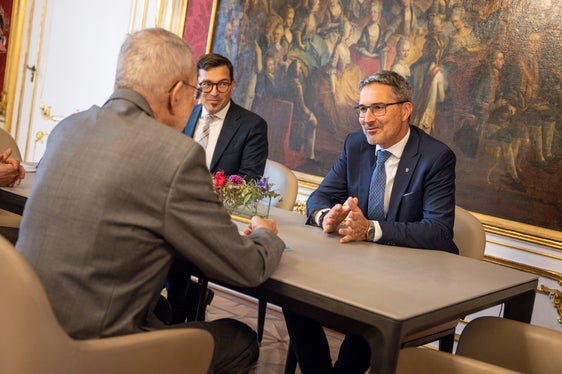 Beim Gespräch zwischen Bundespräsident Alexander Van der Bellen (Vordergrund) sowie (v.l.) Kabinettchef Dominik Holzer und Landeshauptmann Arno Kompatscher in Wien ging es auch um das Wiederherstellen autonomer Gestaltungsspielräume. (Foto: HBF/Daniel Trippolt)