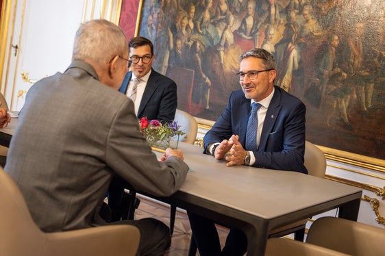 Il ripristino delle competenze autonomistiche è stato al centro del colloquio tra il presidente federale, Alexander Van der Bellen (in primo piano), il presidente Arno Kompatscher (a destra) ed il capo di gabinetto Dominik Holzer (al centro) (Foto: HBF/Daniel Trippolt)