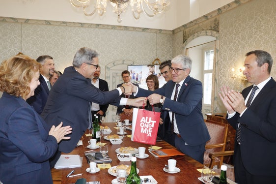 Landeshauptmann Arno Kompatscher (links) dankte Regierungspräsident Jon Domenic Parolini mit einem Geschenk für die Gastfreundschaft. (Foto: LPA/Margit Piok)
