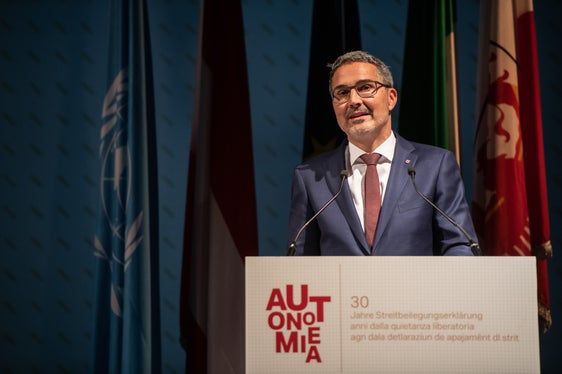 Il Presidente Kompatscher durante il suo intervento alla cerimonia odierna. (Foto: ASP/Ivo Corrà)