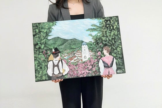 Patrizia Pichler Pandora, Schülerin der dritten Klasse, mit ihrem Gemälde zur Kurstadt Meran in Verbindung mit Agrotourismus bei der Präsentation ihrer Facharbeit (Foto: LPA/Fachschule für Hauswirtschaft und Ernährung Tisens)
