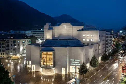 Una suggestiva immagine dall'alto del Teatro Comunale di Bolzano. (Foto: Fondazione Teatro Comunale e Auditorium di Bolzano/Federico Pedrotti)