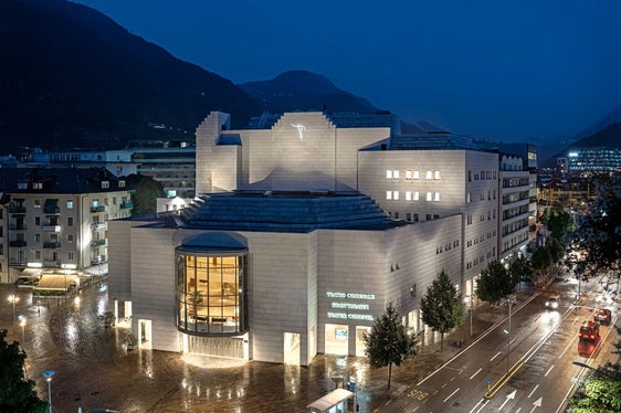 Die Stiftung Stadttheater und Konzerthaus Bozen ist für Wartung, Verwaltung, die technischen Dienste und die Publikumsdienste im Stadttheater (im Bild) und im Konzerthaus zuständig. (Foto: Stadttheater/Facebook)
