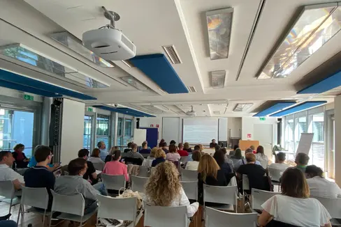 Circa 50 ispettori si sono riuniti nell'auditorium di Palazzo 12 a Bolzano per un corso di formazione in materia di sicurezza sul lavoro con l'avvocato milanese Rolando Dubini. (Foto: USP/Ispettorato del lavoro)