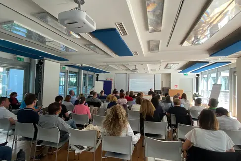 Circa 50 ispettori si sono riuniti nell'auditorium di Palazzo 12 a Bolzano per un corso di formazione in materia di sicurezza sul lavoro con l'avvocato milanese Rolando Dubini. (Foto: USP/Ispettorato del lavoro)