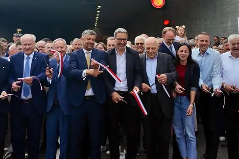 Durante il taglio del nastro (da sinistra a destra): il sindaco di Castelbello-Ciardes Gustav Tappeiner, l'ingegnere Mario Parolini dell'impresa edile PAC, l'assessore provinciale Daniel Alfreider, il presidente della Provincia Arno Kompatscher, l'ex presidente Luis Durnwalder, alle sue spalle il direttore dell'Ufficio tecnico strade ovest Johannes Strimmer, la geometra Veronica Cavada dell'Ufficio tecnico strade ovest, il sostituto direttore dell'Ufficio tecnico strade ovest Augustin Hueber e l'ex assessore provinciale alla Mobilità Florian Mussner. (Foto: USP/Bruno Benedetto)