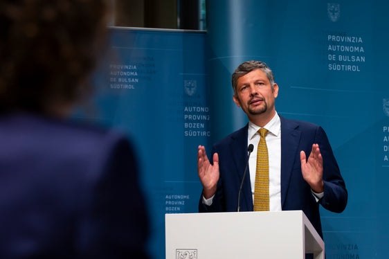 L'assessore Daniel Alfreider: È importante che si compiano finalmente dei passi concreti con la società Passo Stelvio Srl per poter avviare le prime misure di valorizzazione della cima del passo, rendendola più accogliente per i visitatori.” (Foto: ASP/Fabio Brucculeri)