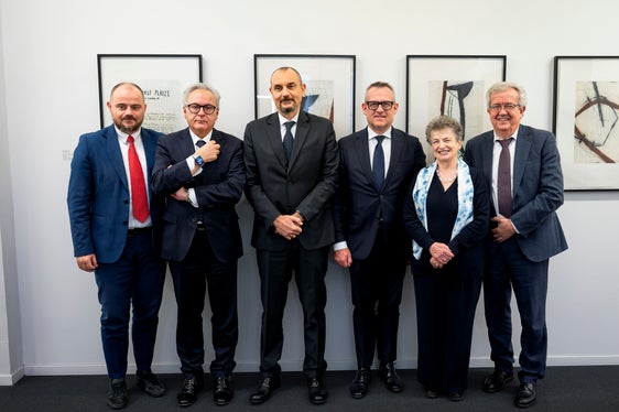 Firma sull'atto di compravendita del secondo lotto di immobili INPS. Nella foto (da sinistra), il direttore del Dipartimento Opere pubbliche e Valorizzazione del patrimonio Daniel Bedin, il segretario generale della Provincia Eros Magnago, il direttore del patrimonio investimenti INPS Vincenzo Fera, l'assessore provinciale alle Opere pubbliche e Valorizzazione del patrimonio, Christian Bianchi, l'ex vicepresidente e membro del Consiglio di amministrazione dell'INPS Luisa Gnecchi e il direttore regionale dell'INPS Vittorio Feliciani. (Foto: USP/Fabio Brucculeri)
