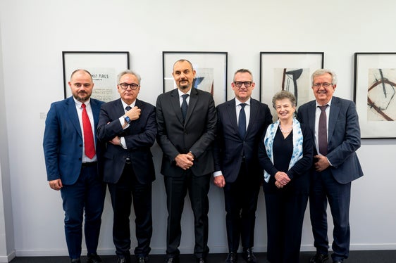 Firma sull'atto di compravendita del secondo lotto di immobili INPS. Nella foto (da sinistra), il direttore del Dipartimento Opere pubbliche e Valorizzazione del patrimonio Daniel Bedin, il segretario generale della Provincia Eros Magnago, il direttore del patrimonio investimenti INPS Vincenzo Fera, l'assessore provinciale alle Opere pubbliche e Valorizzazione del patrimonio, Christian Bianchi, l'ex vicepresidente e membro del Consiglio di amministrazione dell'INPS Luisa Gnecchi e il direttore regionale dell'INPS Vittorio Feliciani. (Foto: USP/Fabio Brucculeri)