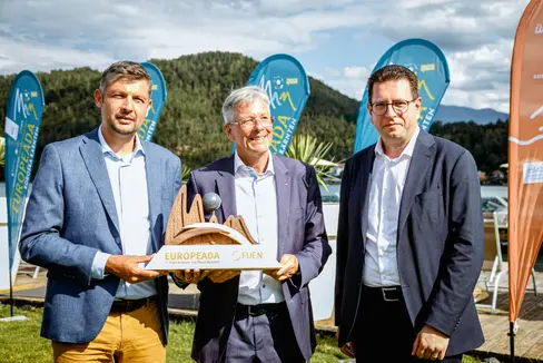 Vizelandeshauptmann Daniel Alfreider, der Kärntner Landeshauptmann Peter Kaiser und FUEN-Präsident Loránt Vincze bei der Eröffnung der Europeada 2022. (Foto: FUEN/Europeada 2022)