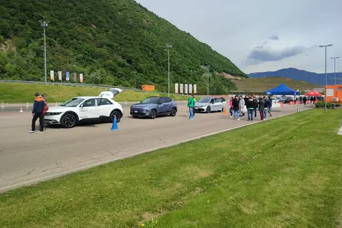 Beim e-drive day im Verkehrssicherheitszentrum Safety Park stand die Elektromobilität im Fokus. 800 Interessierte, darunter viele Familien, waren vor Ort. (Foto: sta/Banfi)