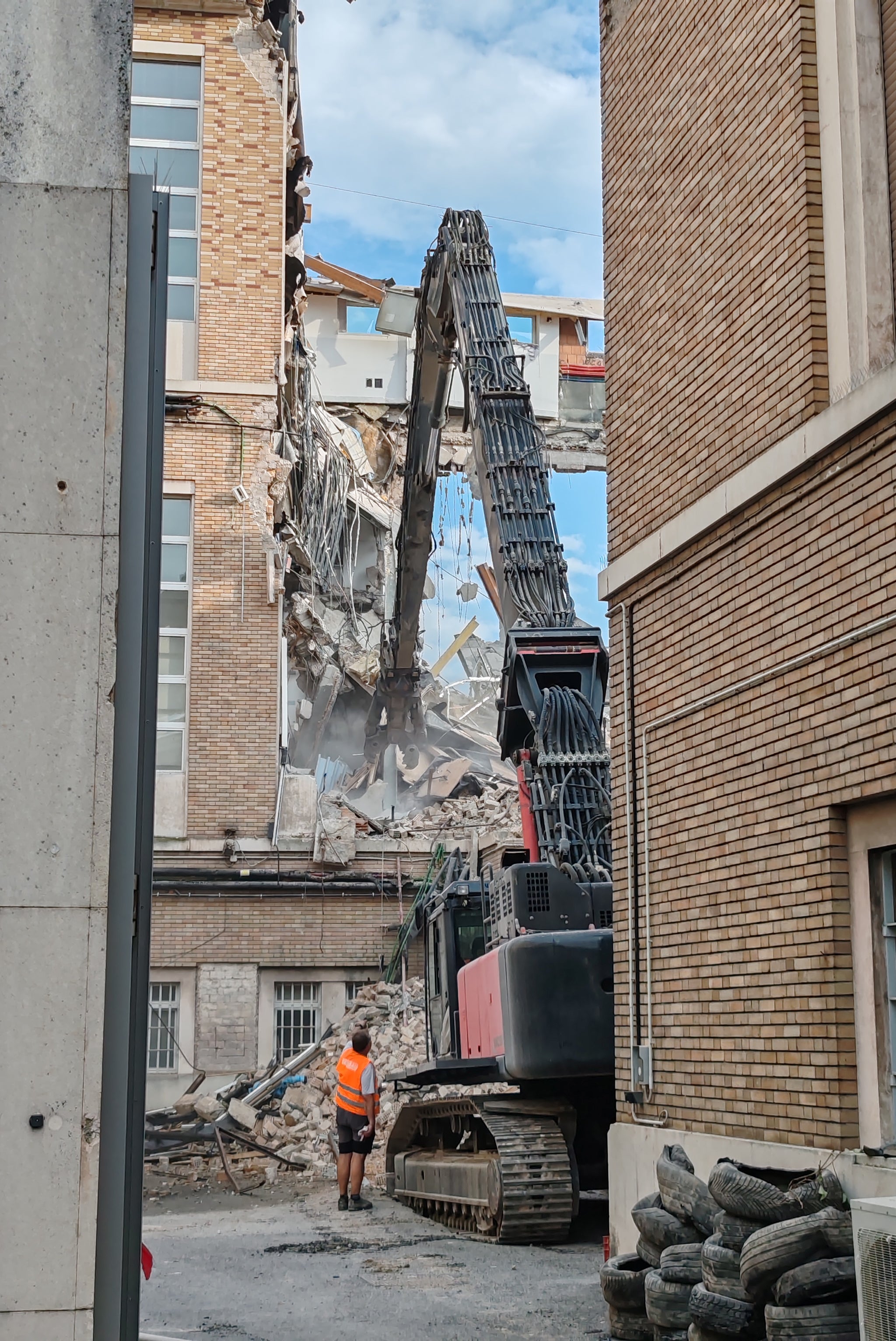 Die Arbeiten zur Abtragung des Materials sollen in einigen Tagen abgeschlossen sein, inzwischen wurden auf dem Gebäude die Sensoren installiert. Auch soll in Kürze ein Gerüst errichtet werden, welches die instabilen Gebäudeteile sichert. (Foto: LPA/Fabio Brucculeri)