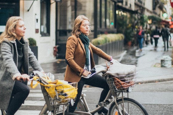 Zu Fuß gehen und Radfahren integrieren Bewegung in den Alltag. Nach Angaben der Weltgesundheitsorganisation (WHO) und der Organisation für wirtschaftliche Zusammenarbeit und Entwicklung (OECD) könnten in der Europäischen Union jedes Jahr mehr als 10.000 vorzeitige Todesfälle verhindert werden, wenn die empfohlenen Mindestwerte für körperliche Aktivität erreicht würden. (Foto: Pexels. Das Foto darf nur in Zusammenhang mit dieser Pressemitteilung verwendet werden.)